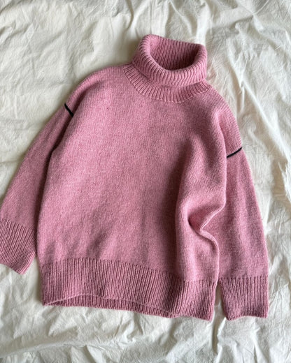 Linea Sweater | warmer Rollkragen und feine Kontrastlinien aus Atlas von Sandnes Garn