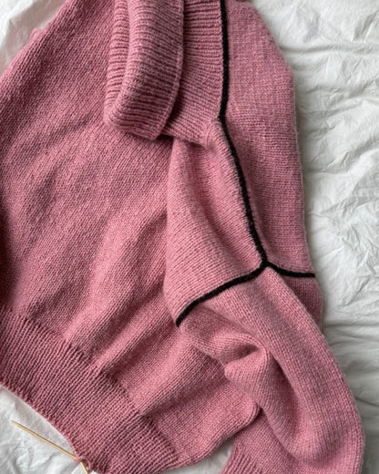 Linea Sweater | warmer Rollkragen und feine Kontrastlinien aus Atlas von Sandnes Garn