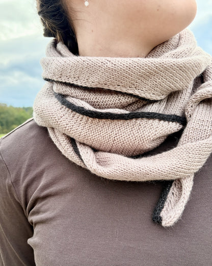 Det enkleste sjal med en lille linje | af Cheeky Merino Joy fra Rosy Green Wool med Pinta og Mohair Bliss fra Pascuali