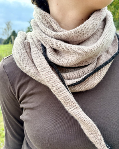 Det enkleste sjal med en lille linje | af Cheeky Merino Joy fra Rosy Green Wool med Pinta og Mohair Bliss fra Pascuali