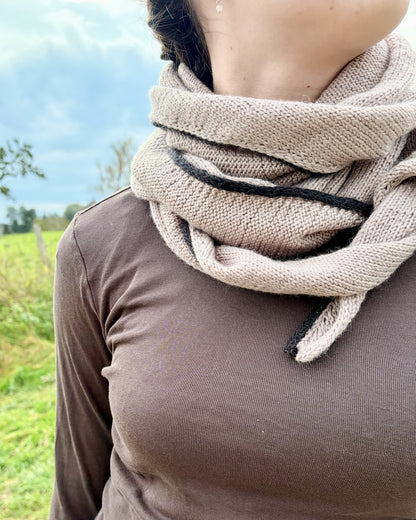 Det enkleste sjal med en lille linje | af Cheeky Merino Joy fra Rosy Green Wool med Pinta og Mohair Bliss fra Pascuali