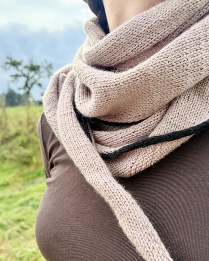 Det enkleste sjal med en lille linje | af Cheeky Merino Joy fra Rosy Green Wool med Pinta og Mohair Bliss fra Pascuali