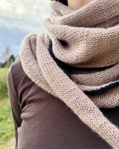Det enkleste sjal med en lille linje | af Cheeky Merino Joy fra Rosy Green Wool med Pinta og Mohair Bliss fra Pascuali