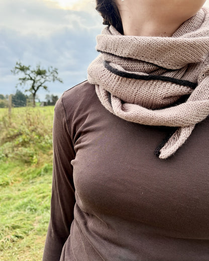 Det enkleste sjal med en lille linje | af Cheeky Merino Joy fra Rosy Green Wool med Pinta og Mohair Bliss fra Pascuali