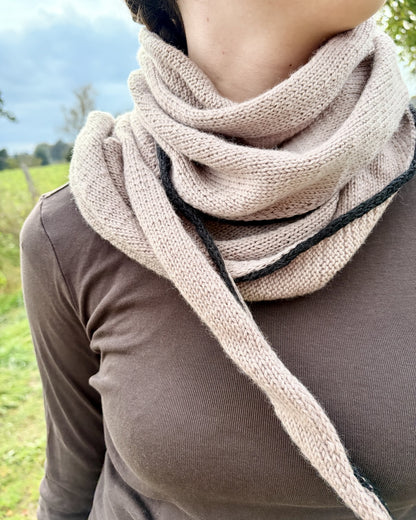 Det enkleste sjal med en lille linje | af Cheeky Merino Joy fra Rosy Green Wool med Pinta og Mohair Bliss fra Pascuali