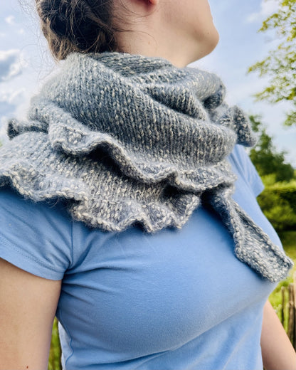 Ruffle Shawl | licht met een nonchalante ruchesrand van Le Coton & Alpaca van Biches & Bûches