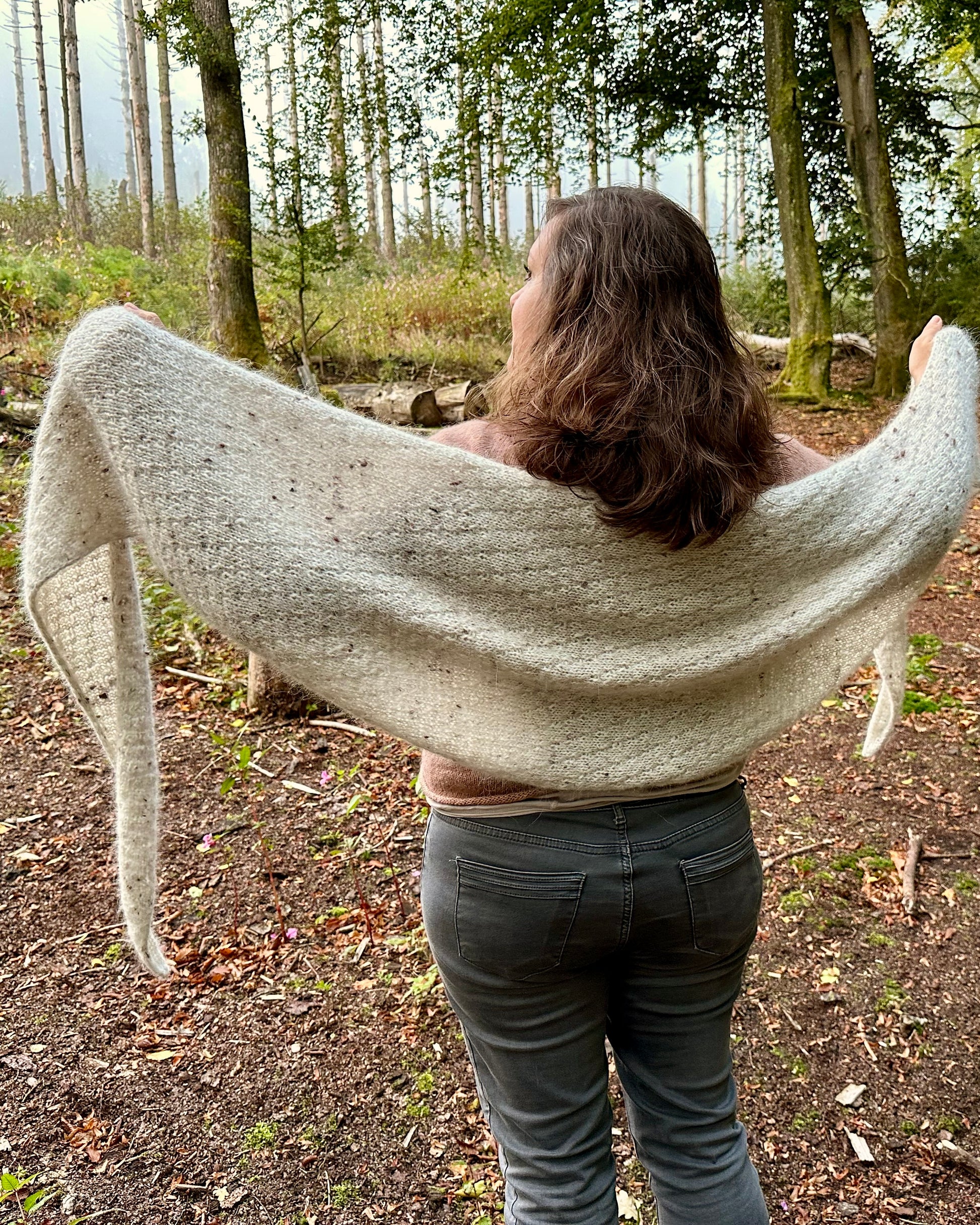 Rabea von gute-garne Pebble Shawl mit Plötulopi von Lopi Island und Tynn Silk Mohair von Sandnes Garn 9