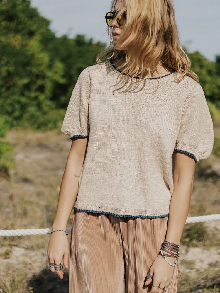 Molly Tee | mit zarten Kontrasträndern aus Mandarin Petit von Sandnes Garn
