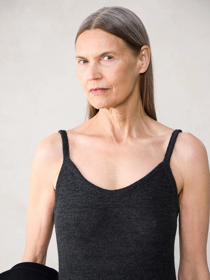 Robe Emerson | Robe à bretelles avec fils Alpaca Silke et Alpaca Folgetrad de Sandnes 2507