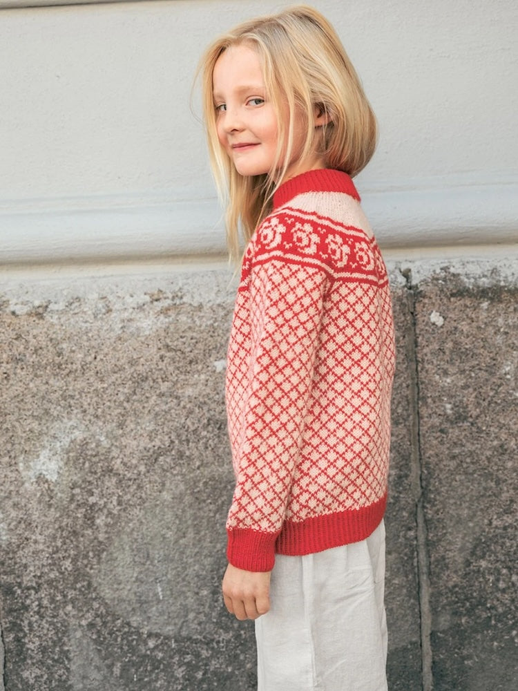 Blome Genser Junior | feines Rosenmuster aus Tynn Peer Gynt von Sandnes Garn