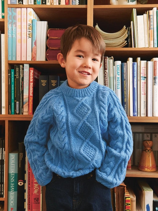 Nilo Sweater Kids | zeitloses Zopfmuster aus Double Sunday von Sandnes Garn