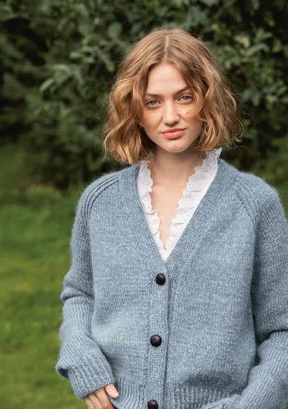 Gilet Noomi Double Sunday | Cardigan classique en Double Sunday et Tynn Silk Mohair de Sandnes Garn
