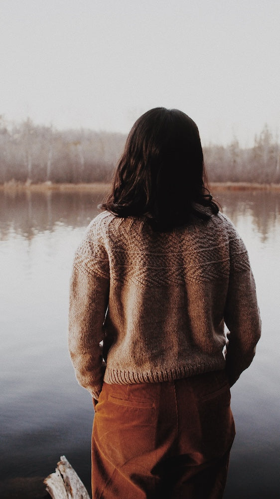 The Petite Knitter Geologica Sweater mit Peer Gynt von Sandnes Garn 8