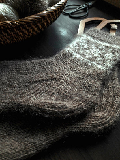 Arctic Sun Socks | Chaussettes norvégiennes en Einband de Lopi Island et Tynn Silk Mohair de Sandnes