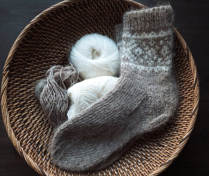 Arctic Sun Socks | Chaussettes norvégiennes en Einband de Lopi Island et Tynn Silk Mohair de Sandnes