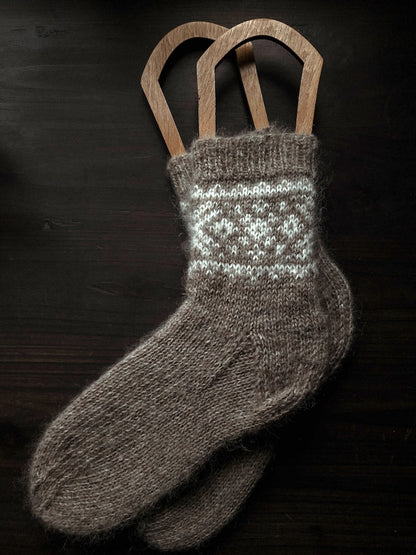 Arctic Sun Socks | Chaussettes norvégiennes en Einband de Lopi Island et Tynn Silk Mohair de Sandnes
