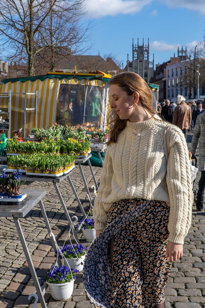 Wochenmarkt Pullover | zauberhaftes Zopfmuster aus Alpaka Ull von Sandnes Garn