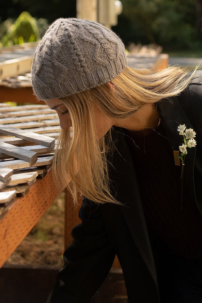 Vokse Hat | Cable-knit hat made from Far by Woolfolk